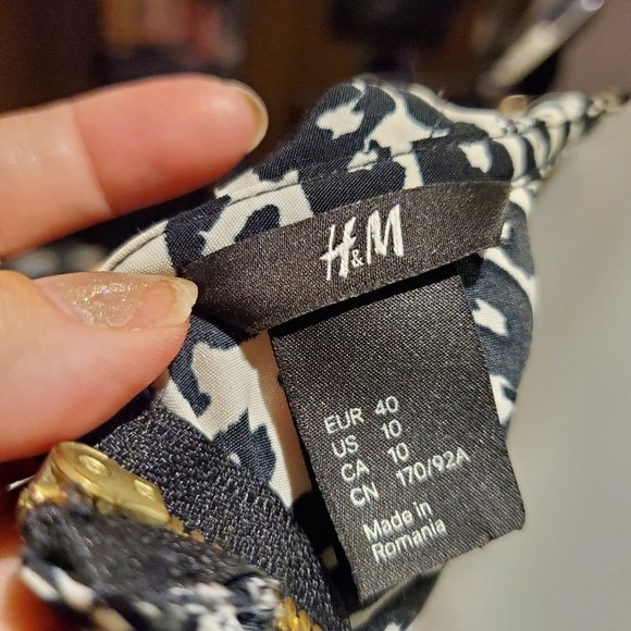 Adorable ruffled H&M top - Picture 5 of 6